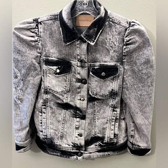 Retrofête Ada acid wash puff sleeve denim jacket.
Size Large
NWOT - Picture 3 of 3
